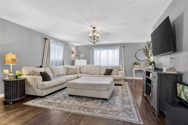305 NW 60th Terrace, Kansas City, MO 64118