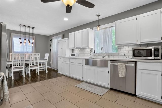 305 NW 60th Terrace, Kansas City, MO 64118