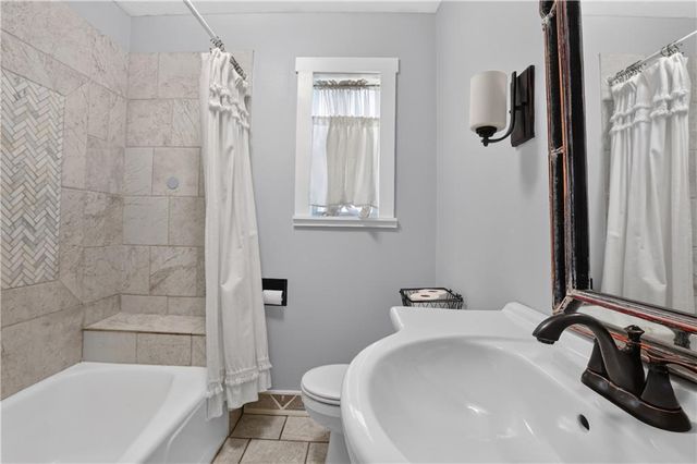 305 NW 60th Terrace, Kansas City, MO 64118