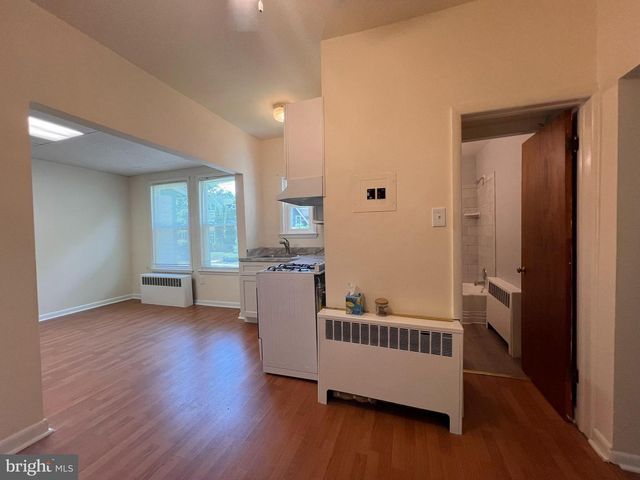 28-30 W GREENWOOD AVE, Lansdowne, PA 19050