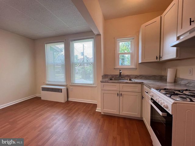 28-30 W GREENWOOD AVE, Lansdowne, PA 19050