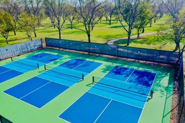 1148 E Landings N, Granbury, TX 76049