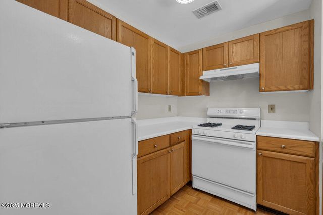 25 Jockey Lane, Tinton Falls, NJ 07753