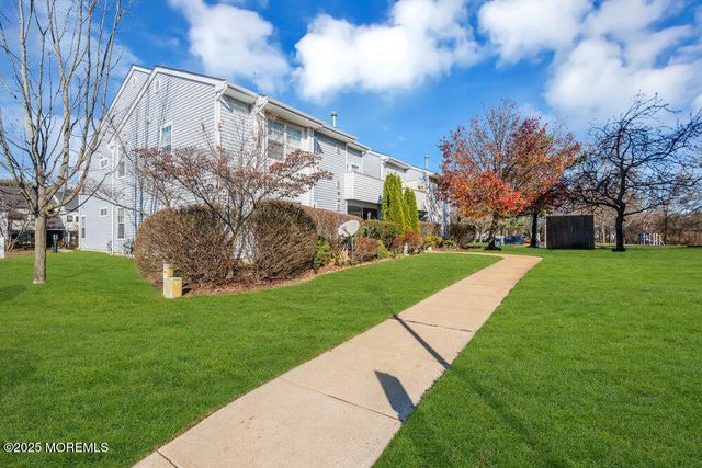 25 Jockey Lane, Tinton Falls, NJ 07753