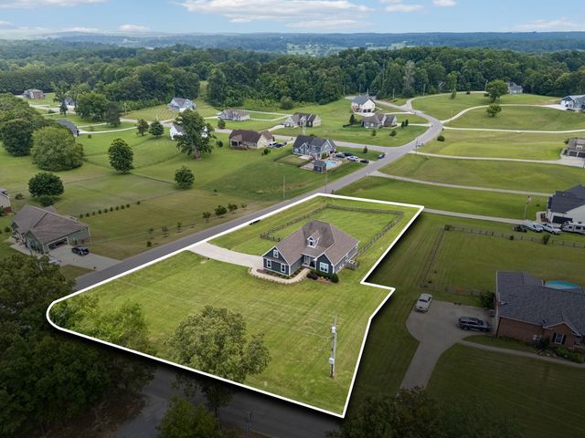 1002 Douglas Ct, Dickson, TN 37055