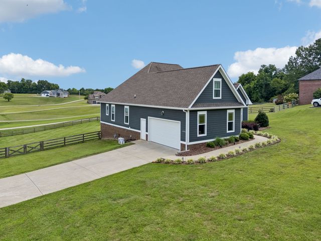 1002 Douglas Ct, Dickson, TN 37055
