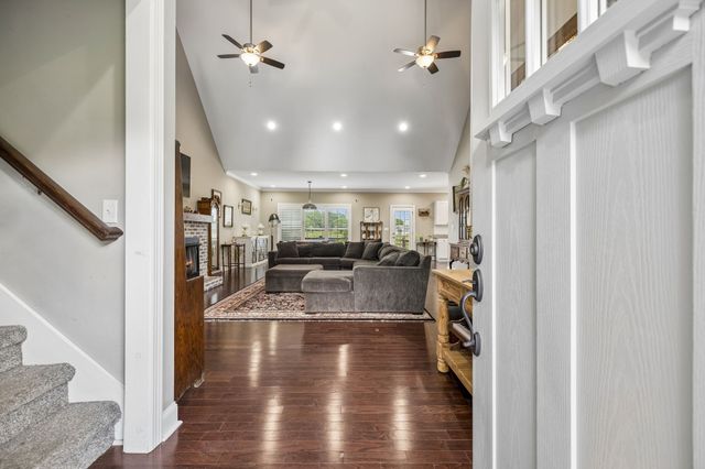 1002 Douglas Ct, Dickson, TN 37055