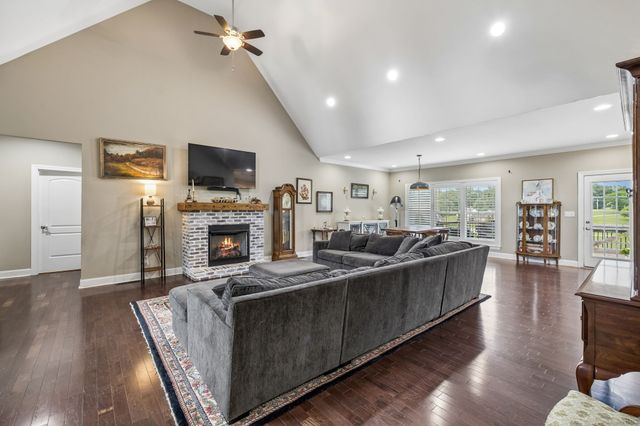 1002 Douglas Ct, Dickson, TN 37055