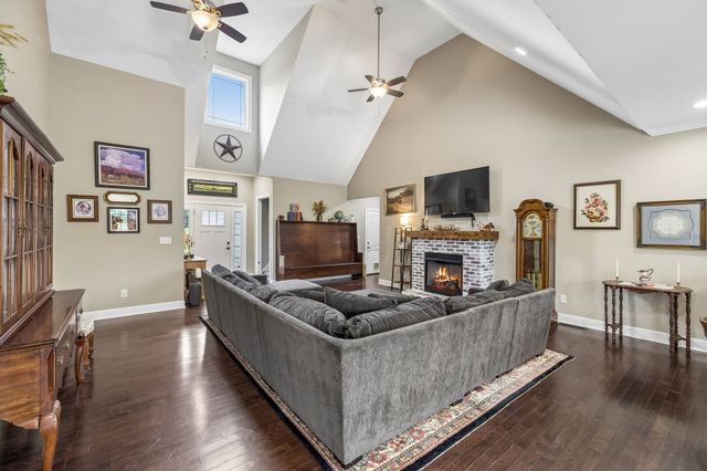 1002 Douglas Ct, Dickson, TN 37055