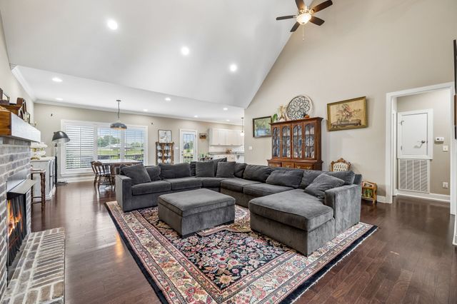1002 Douglas Ct, Dickson, TN 37055