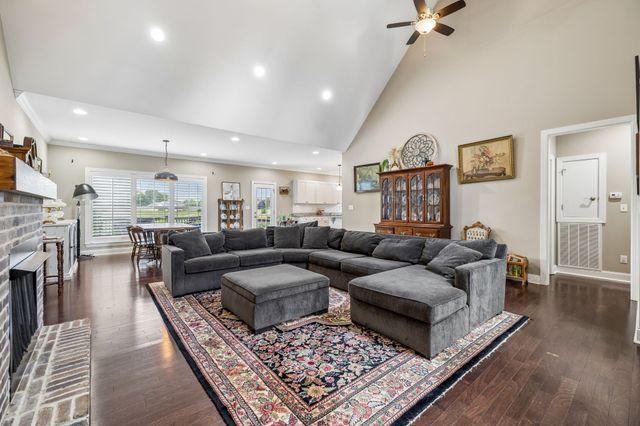 1002 Douglas Ct, Dickson, TN 37055