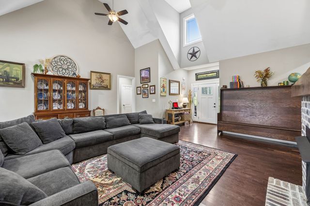 1002 Douglas Ct, Dickson, TN 37055