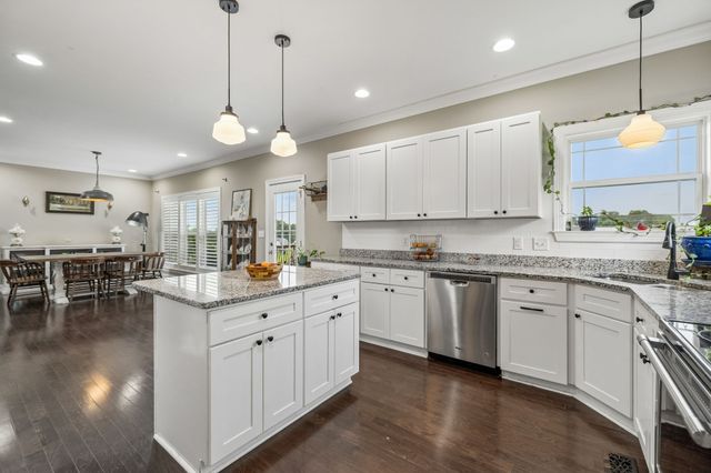 1002 Douglas Ct, Dickson, TN 37055