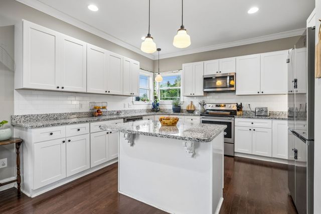 1002 Douglas Ct, Dickson, TN 37055