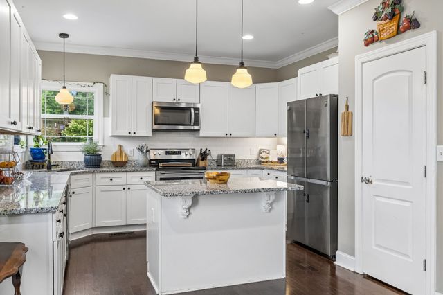 1002 Douglas Ct, Dickson, TN 37055
