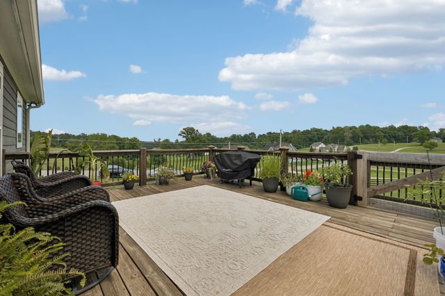 1002 Douglas Ct, Dickson, TN 37055