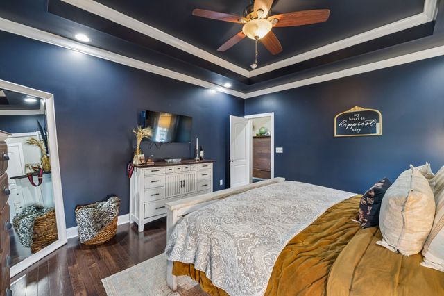 1002 Douglas Ct, Dickson, TN 37055