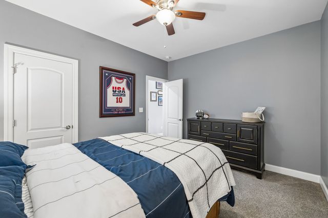 1002 Douglas Ct, Dickson, TN 37055