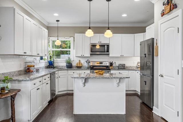 1002 Douglas Ct, Dickson, TN 37055