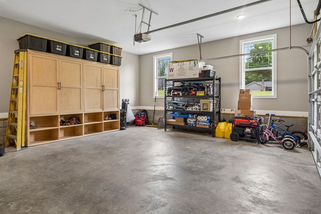 1002 Douglas Ct, Dickson, TN 37055