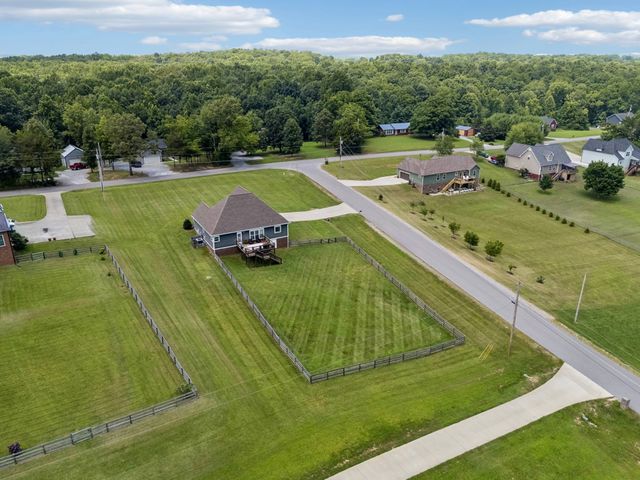 1002 Douglas Ct, Dickson, TN 37055