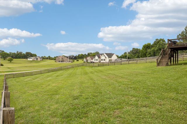 1002 Douglas Ct, Dickson, TN 37055