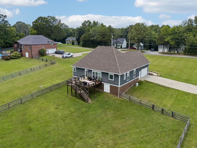 1002 Douglas Ct, Dickson, TN 37055