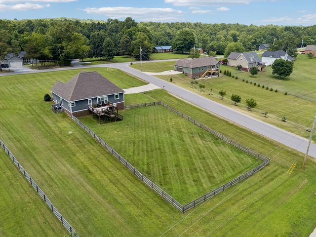 1002 Douglas Ct, Dickson, TN 37055