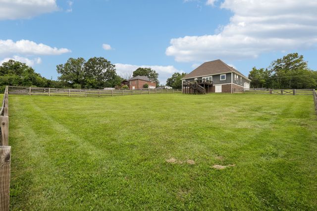 1002 Douglas Ct, Dickson, TN 37055