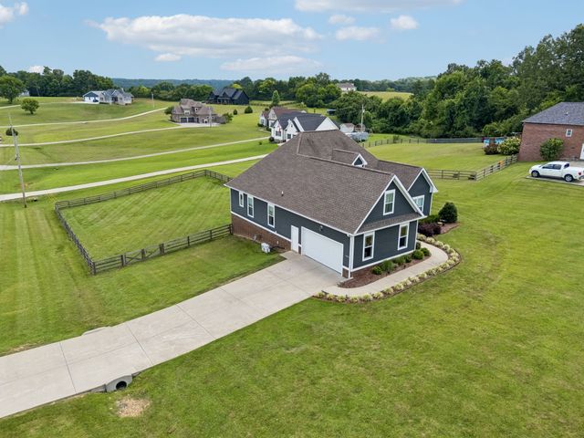 1002 Douglas Ct, Dickson, TN 37055