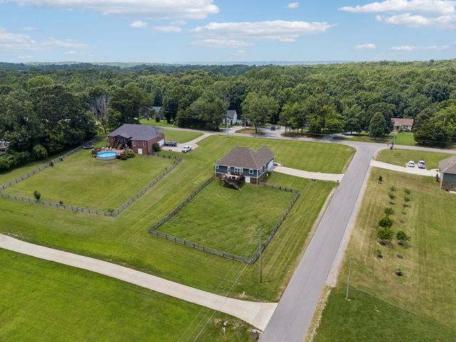 1002 Douglas Ct, Dickson, TN 37055