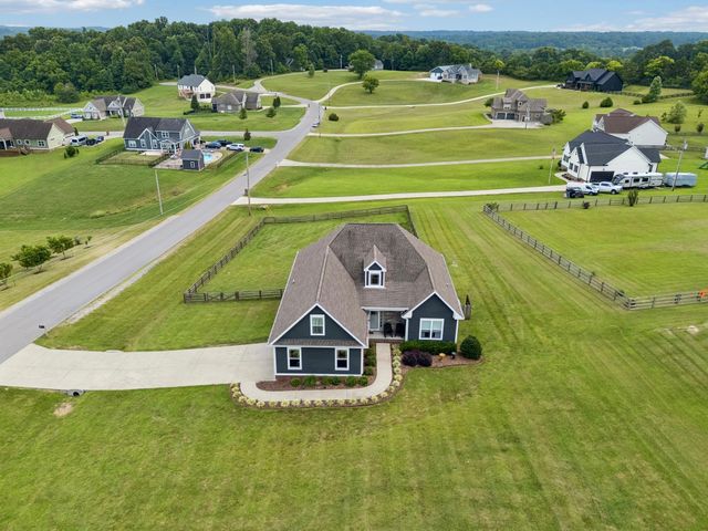 1002 Douglas Ct, Dickson, TN 37055