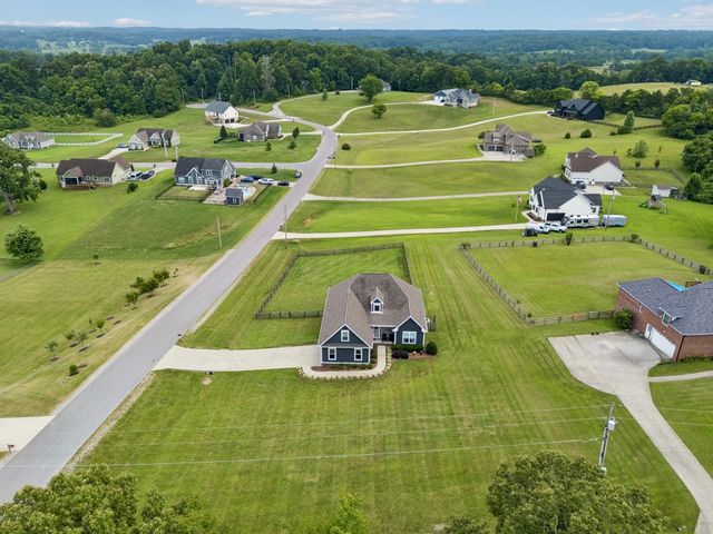 1002 Douglas Ct, Dickson, TN 37055