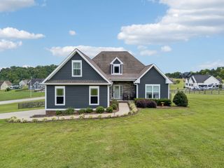 1002 Douglas Ct, Dickson, TN 37055