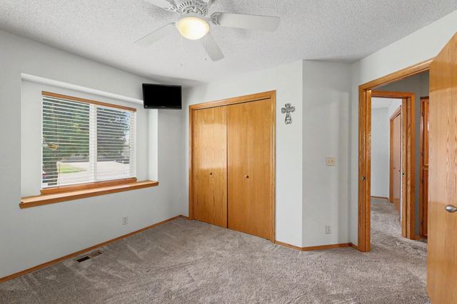1051 N Aksarben Ct, Wichita, KS 67235