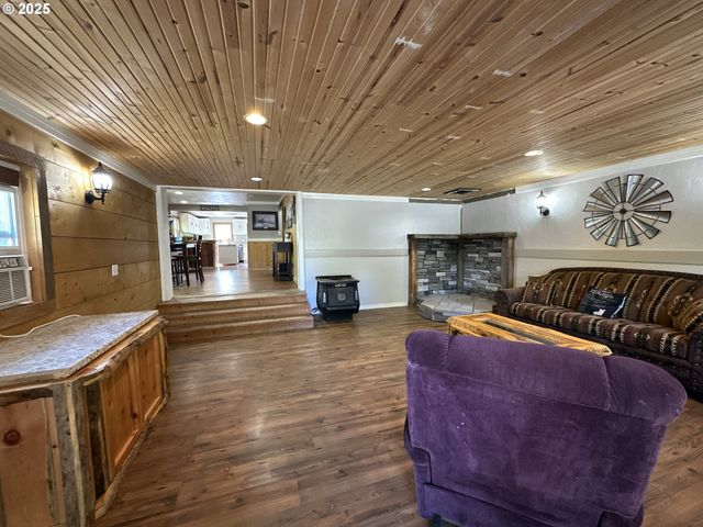 748 E MAIN St, John Day, OR 97845