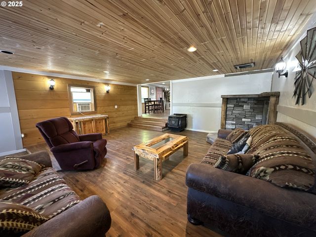 748 E MAIN St, John Day, OR 97845