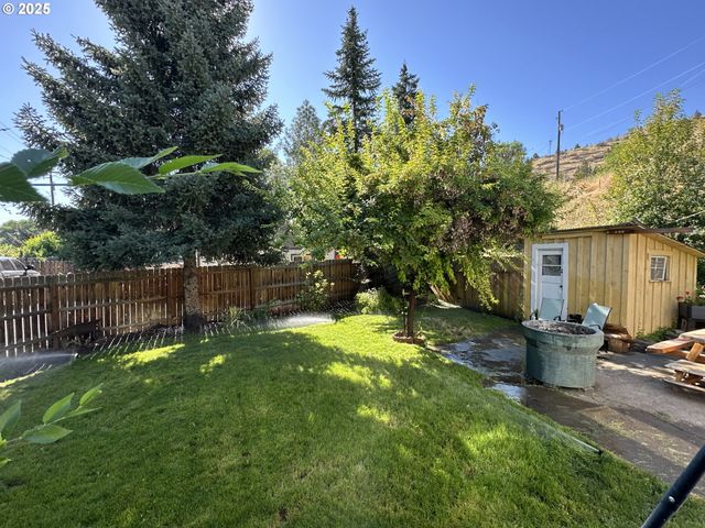 748 E MAIN St, John Day, OR 97845