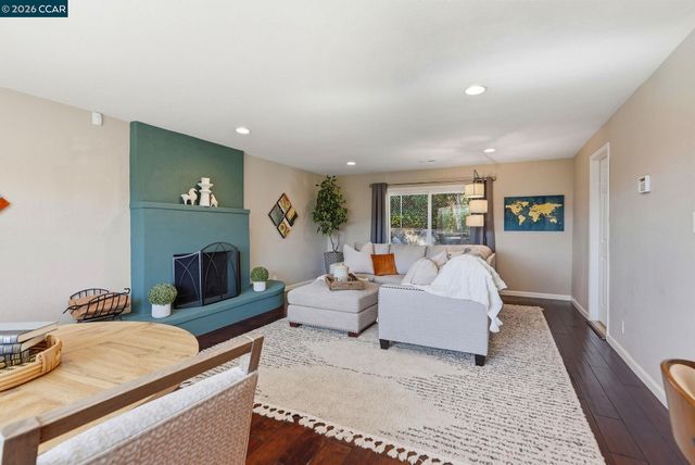 8019 Sterling Dr, Oakland, CA 94605