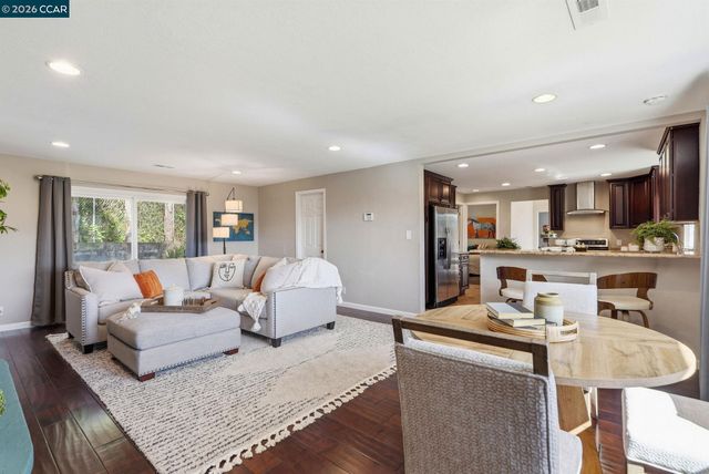 8019 Sterling Dr, Oakland, CA 94605