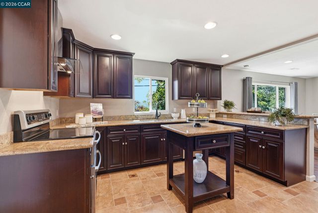 8019 Sterling Dr, Oakland, CA 94605