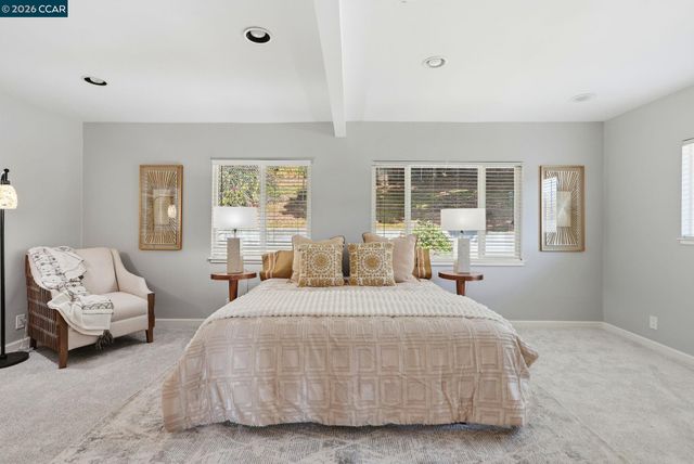 8019 Sterling Dr, Oakland, CA 94605