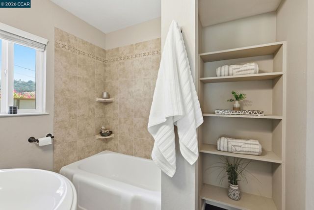 8019 Sterling Dr, Oakland, CA 94605