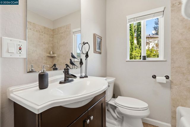 8019 Sterling Dr, Oakland, CA 94605