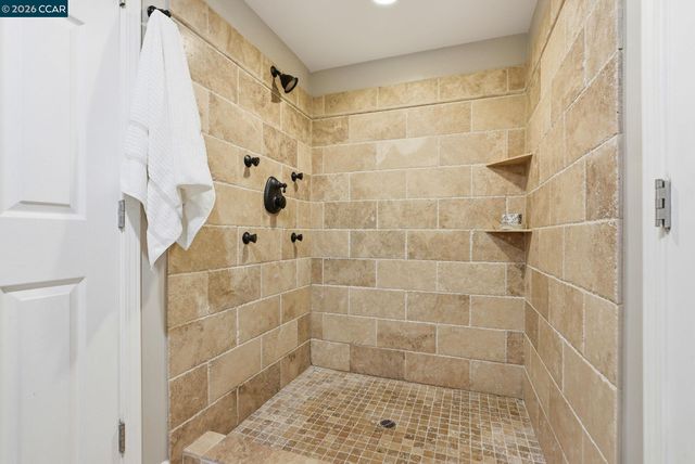 8019 Sterling Dr, Oakland, CA 94605