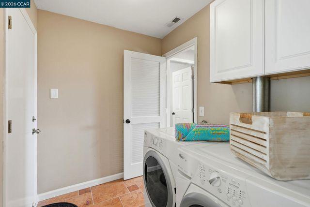 8019 Sterling Dr, Oakland, CA 94605