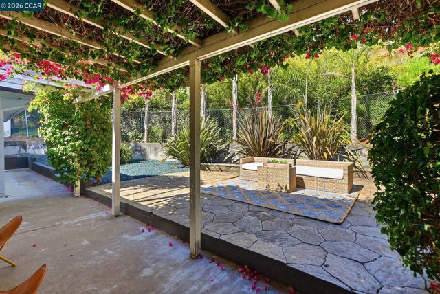 8019 Sterling Dr, Oakland, CA 94605
