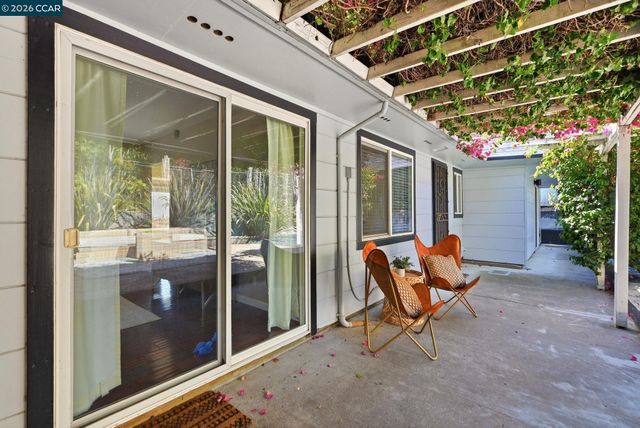 8019 Sterling Dr, Oakland, CA 94605