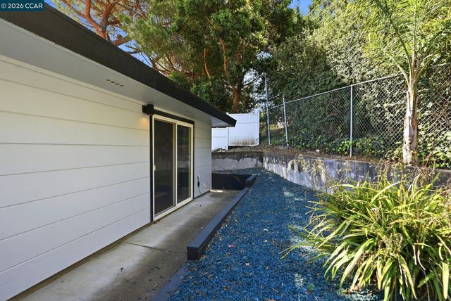 8019 Sterling Dr, Oakland, CA 94605