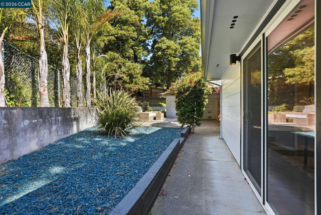 8019 Sterling Dr, Oakland, CA 94605